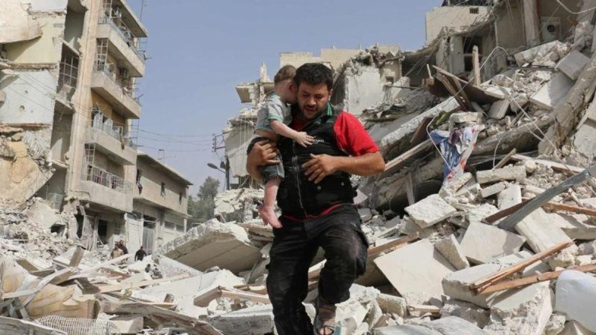 Rescate de un niño tras un bombardeo en Alepo, este miércoles.-AFP / AMEER ALHALBI
