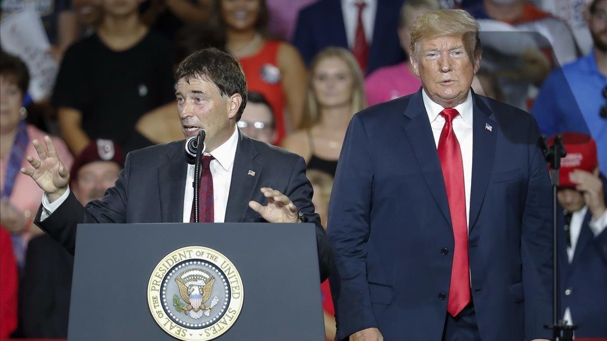 Trump junto a Balderson, el pasado sábado. /-AP / JOHN MINCHILLO