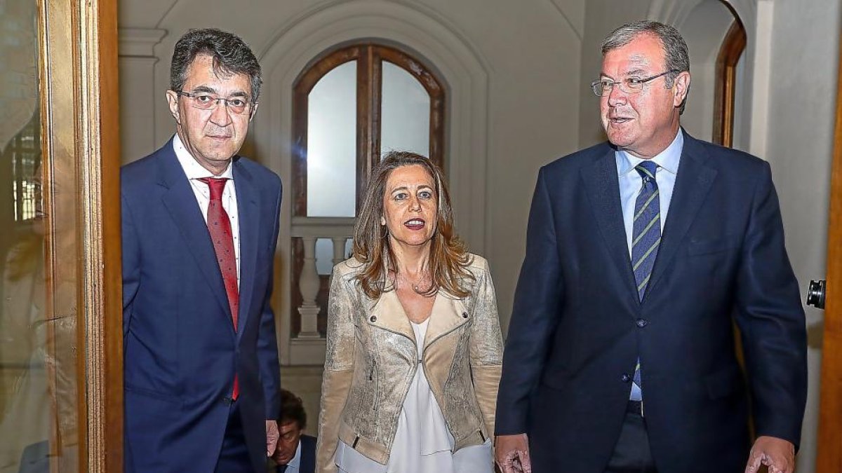 Martínez Majo, Ana Muñoz y Antonio Silvan durante el encuentro de la Comisión de expertos sobre financiación local.-ICAL