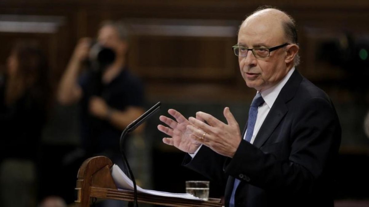 El ministro de Hacienda, Cristóbal Montoro, durante su intervención para defender los Presupuestos.-JOSE LUIS ROCA