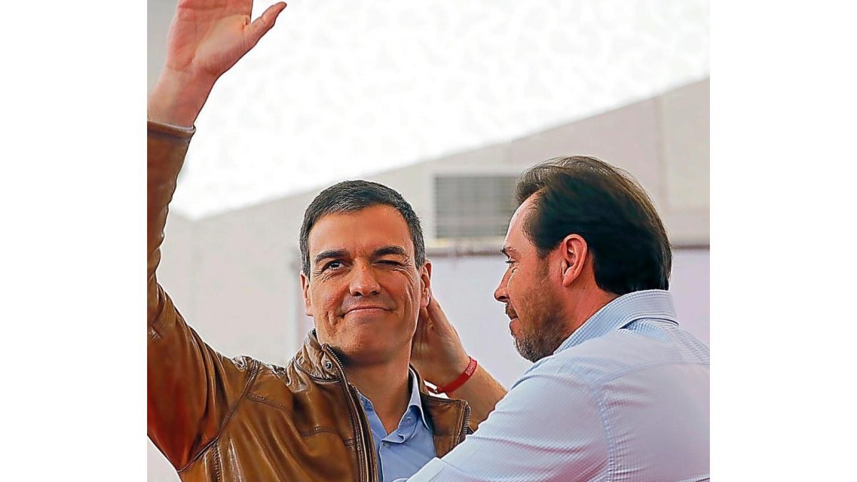Pedro Sánchez y Óscar Puente se abrazan en el acto de Valladolid-PHOTOGENIC