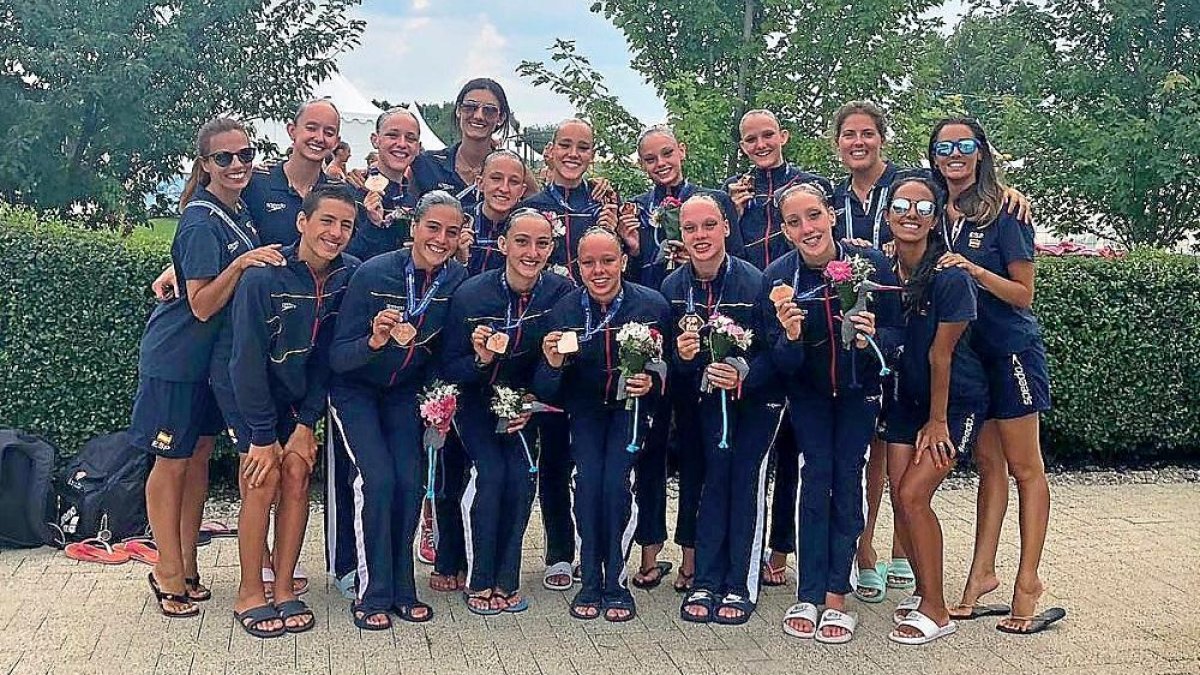 Laura López Valle (arriba, segunda por la derecha), posa con la expedición española y su botín de medallas.-E. M.