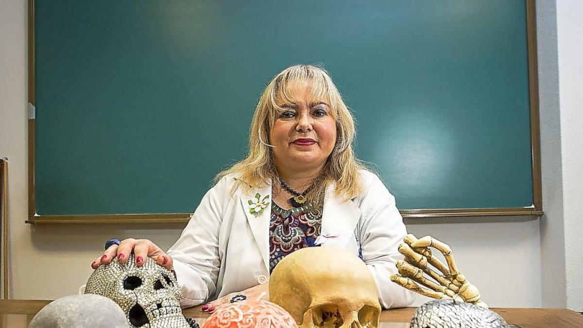 La profesora Mercedes Martínez en la Facultad de Medicina de la Universidad de Valladolid.-PHOTOGENIC
