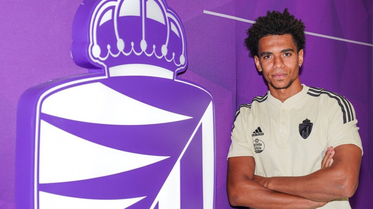 Víctor Rofino con el escudo del Real Valladolid. / RV