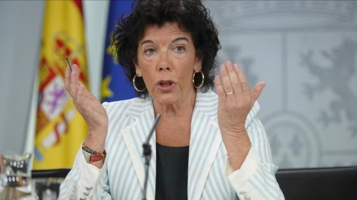 La portavoz del Gobierno, Isabel Celaá, este viernes tras el Consejo de Ministros.-OSÉ LUIS ROCA