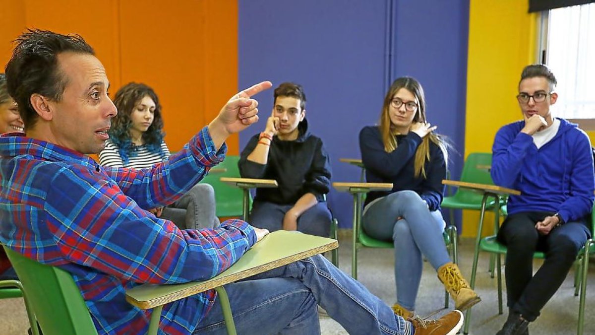 Miembros del equipo de mediación para facilitar la convivencia en el Instituto Ramiro II de La Robla.-ICAL