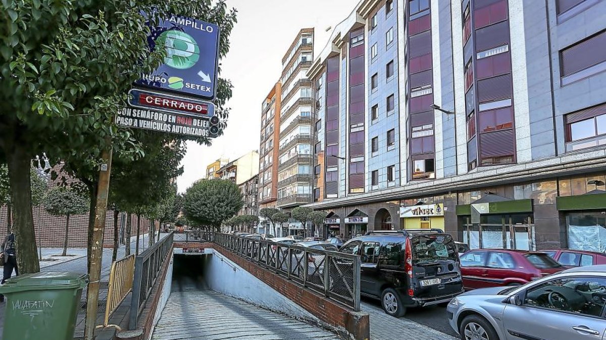 Entrada al aparcamiento del Campillo con el cartel de cerrado.-MIGUEL ÁNGEL SANTOS (PHOTOGENIC)