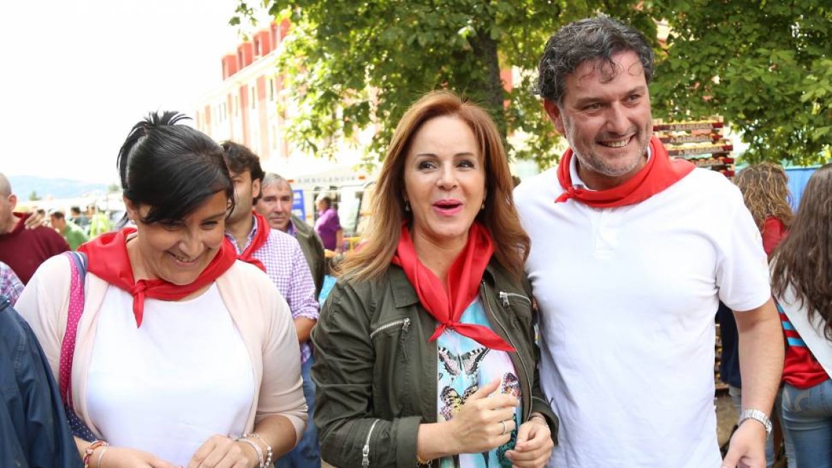 Celebración de la 'Gran Judiada' con motivo de las fiestas de San Luis del Real Sitio de San Ildefonso 2015. En la imagen, la presidenta de las Cortes, Silvia Clemente (C), junto con la secretaria de Organización del PSCyL, Ana Sánchez (I), y el alcalde d-Ical
