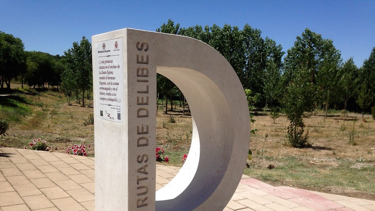 'D' que marca la ruta de Delibes en las localidades de la ruta. -Fundación Delibes