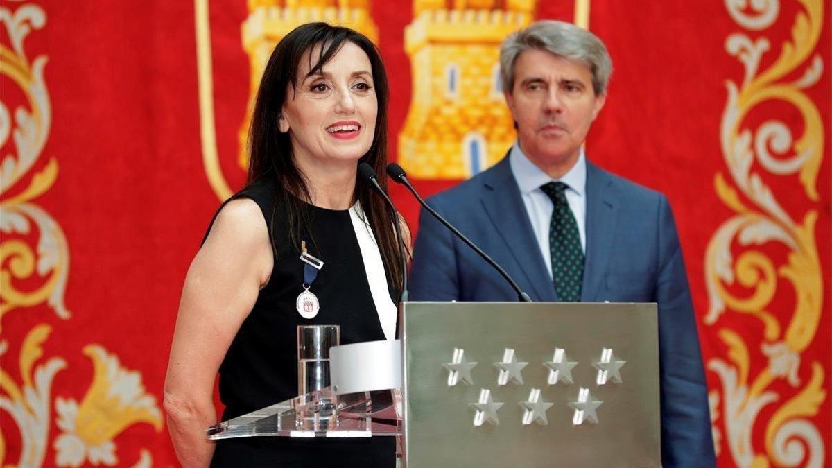 Luz Casal recibe la Medalla Internacional de las Artes de la Comunidad de Madrid de la mano de Ángel Garrido, presidente de la comunidad. /-EFE