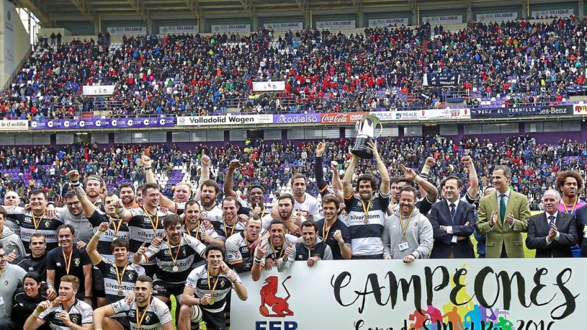 El Silverstorm El Salvador posa en el cesped del Zorrilla como campeón de Copa con el Rey Felipe VI como testigo de excepción.-J. M. LOSTAU