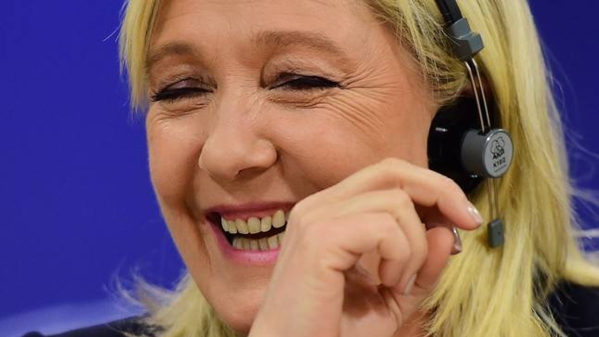 La líder del FN francés, Marine Le Pen, sonríe en una conferencia en Bruselas.-Foto:   AFP / EMMANUEL DUNAND