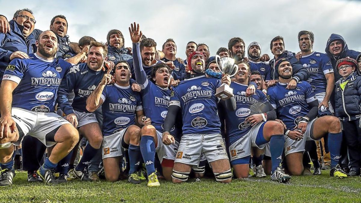 La plantilla del VRAC celebra el título conquistado contra el CDU Lisboa en 2014.-J.C. RODRÍGUEZ