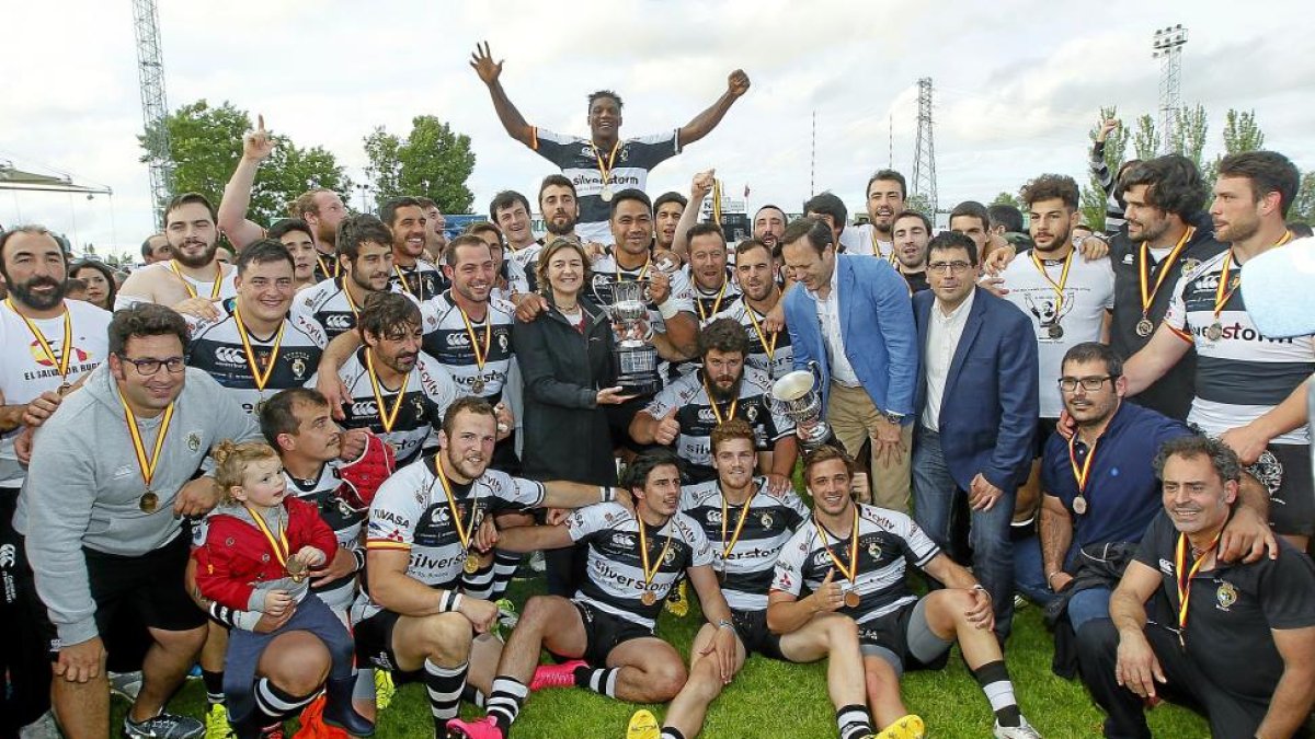 La plantilla y el cuerpo técnico del SilverStorm, junto a su presidente y la ministra García Tejerina, celebran el título de Liga.-J. M. LOSTAU