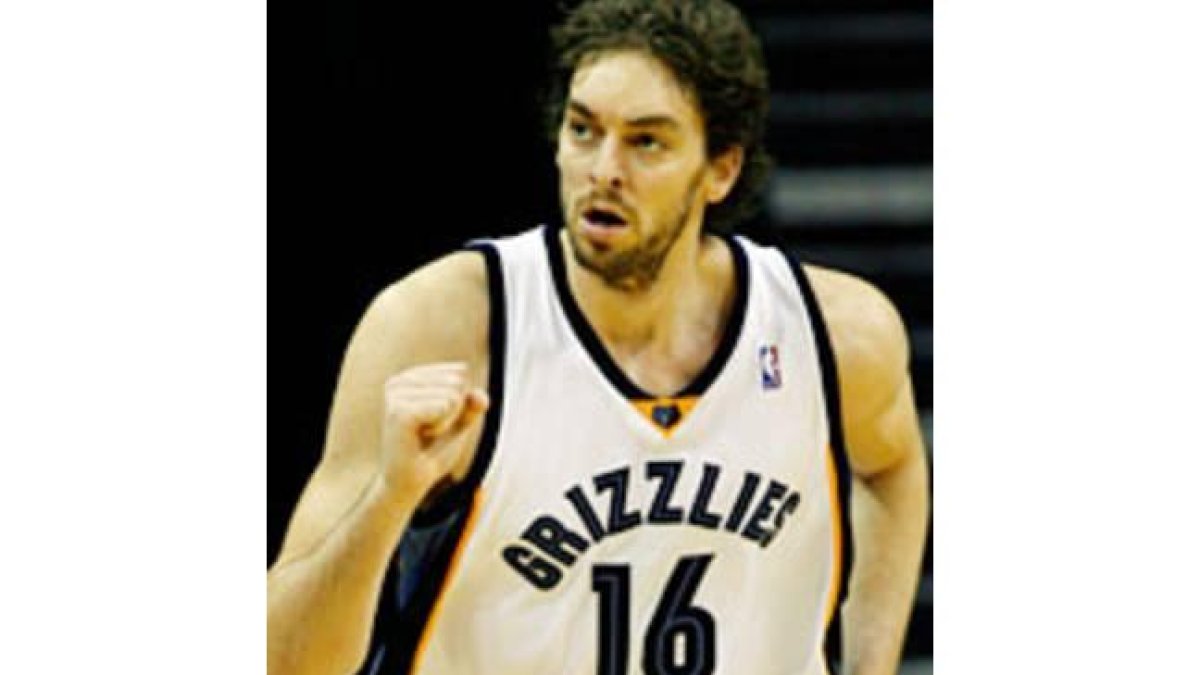 Pau Gasol, durante un partido con los Grizzlies.-Foto: EFE/ MIKE BROWN