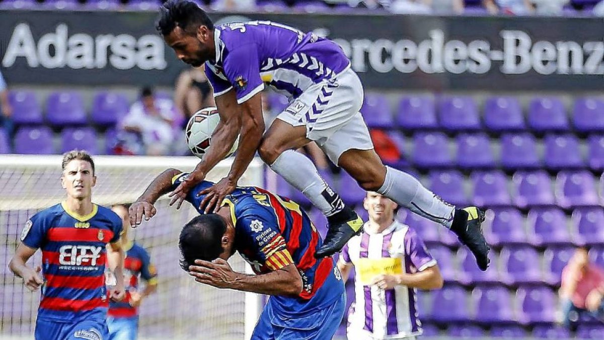 Jeffren salta de forma espectacular en el partido disputado en Zorrilla.-Miguel Ángel Santos
