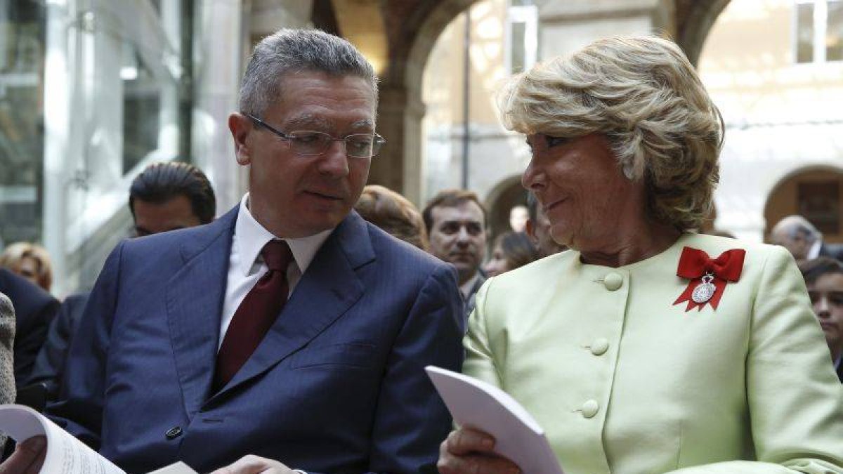 El exministro de Justicia, Alberto Ruiz-Gallardón (i), y la candidata del PP a la Alcaldía de MadridEsperanza Aguirre (d), conversan durante el acto central de la Festividad del Dos de Mayo, Día de la Comunidad de Madrid.-Foto: EFE