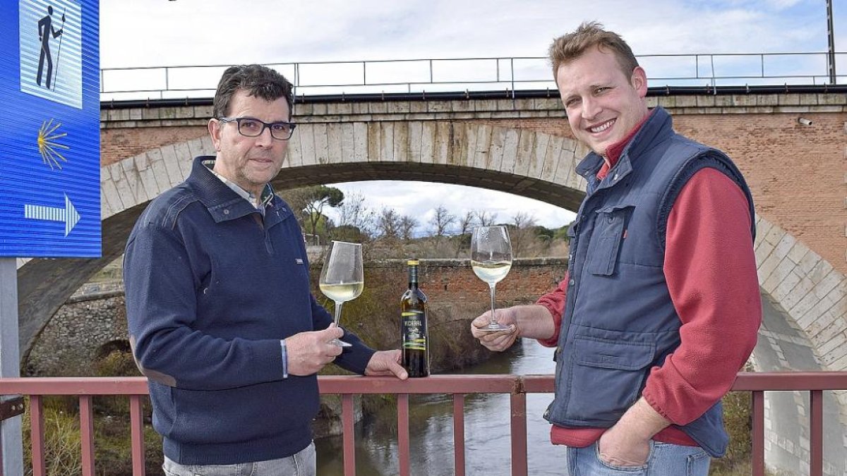 Vicente y su hijo Alberto, en uno de los tres puentes de acceso a la localidad vallisoletana de Valdestillas, donde se encuentra actualmente la bodega.-ARGICOMUNICACIÓN