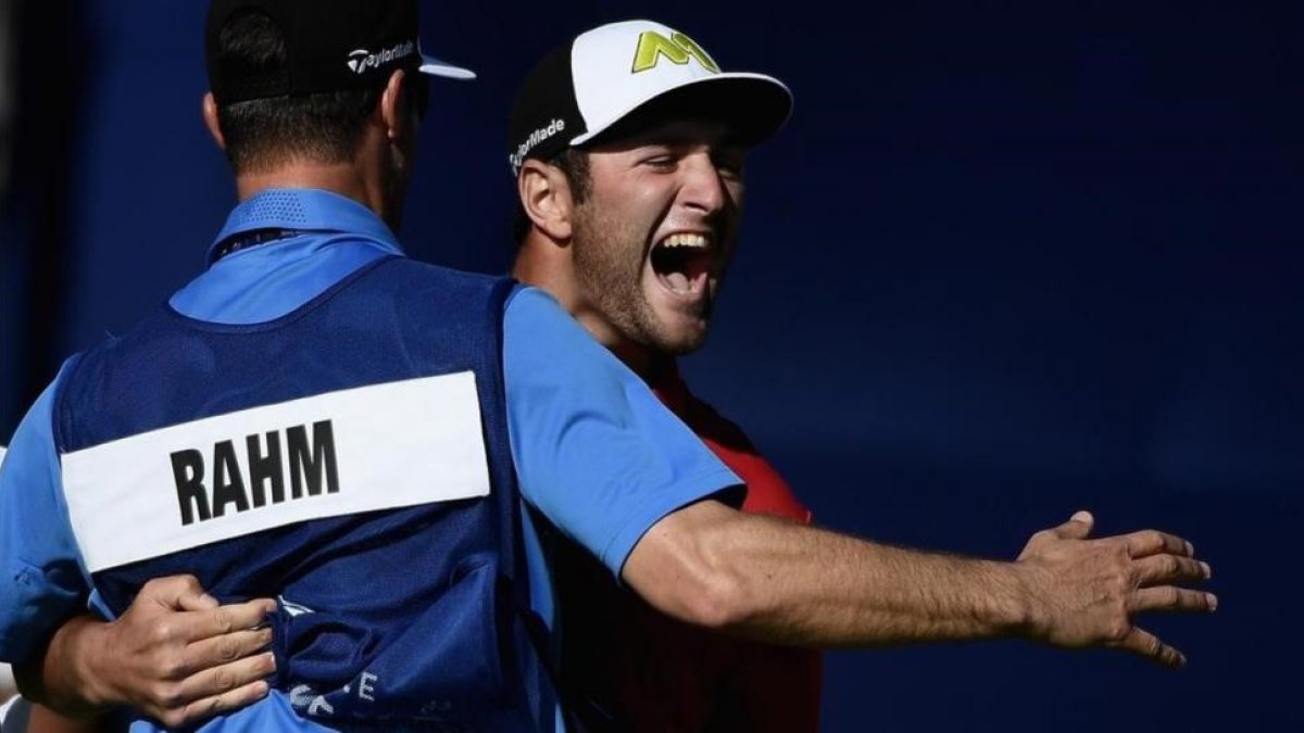 Jon Rahm celebra con su cadi el último tiro que le dio el título en San Diego.-DONALD MIRALLE