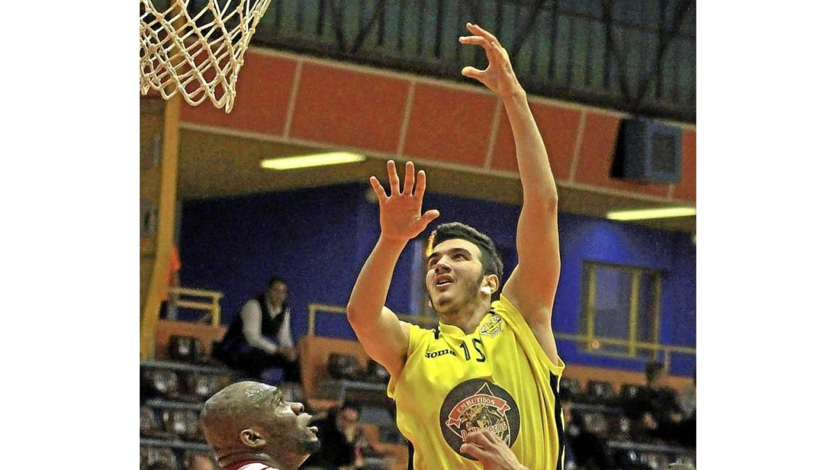 Stota Gelazonia en un partido de la pasada temporada con la camiseta del Virgen de la Concha.-J.I. Fernnández