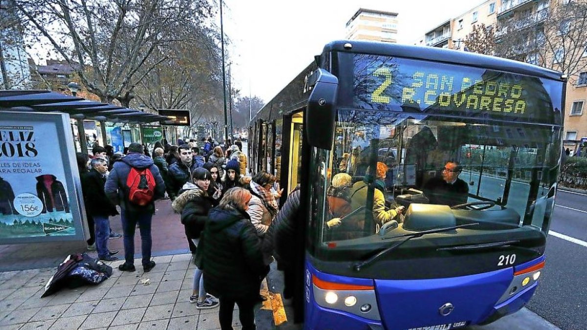 Autobús de la línea 2 en un parada del paseo de Zorrilla el día de estreno de la reorganización de rutas.-J.M. LOSTAU