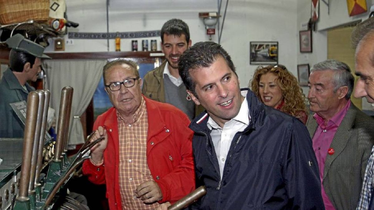 Luis Tudanca accionando una palanca de cambio de agujas en el museo del Ferrocarril en Aranda de Duero-ICAL