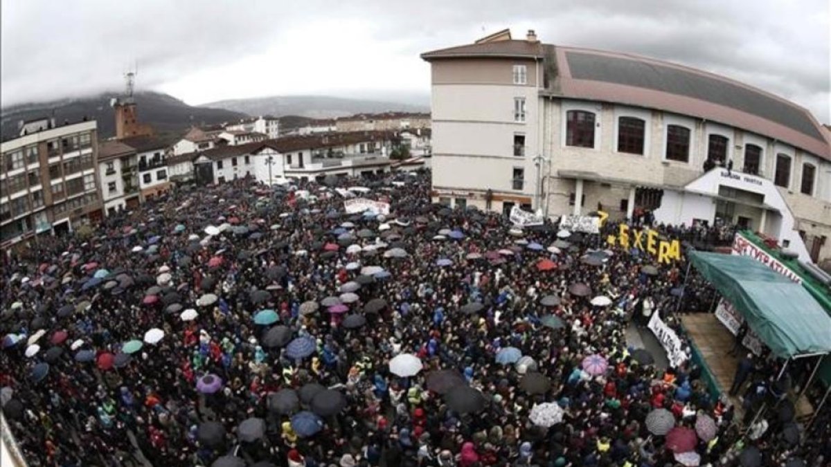 La manifestación de Alsasua contra la mala imagen que se proyecta de la población tras unos enfrentamientos con la Guardia Civil.-EFE / JESÚS DIGES
