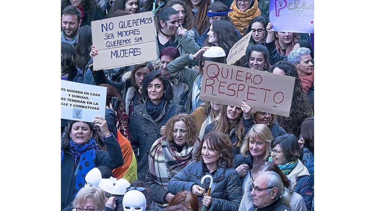 Las manifestantes de Valladolid con carteles reivindicativos en los que piden igualdad y respeto.-PABLO REQUEJO