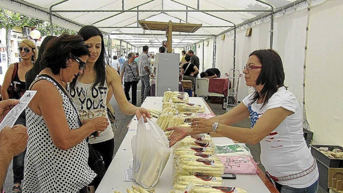 Puesto de venta de espárragos en una edición pasada de la Feria de la Exaltación en Tudela de Duero.-El Mundo