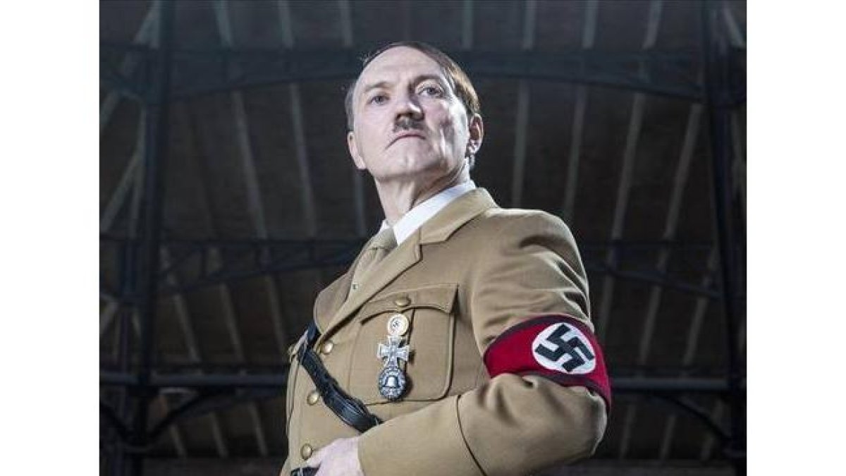 El actor que interpreta a Hitler, en 'Un mundo en guerra'.-Foto: CANAL HISTORIA