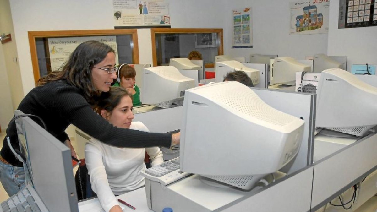 Profesora y estudiantes en el Centro de Idiomas de la UVa-EL MUNDO