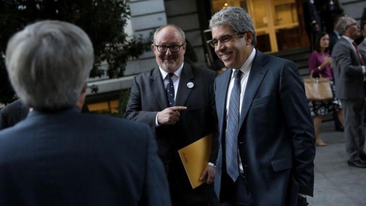 Los diputados de PDC Francesc Homs y Joan Capdevila conversan en el patio del Congreso minutos antes de la votación.-JOSE LUIS ROCA