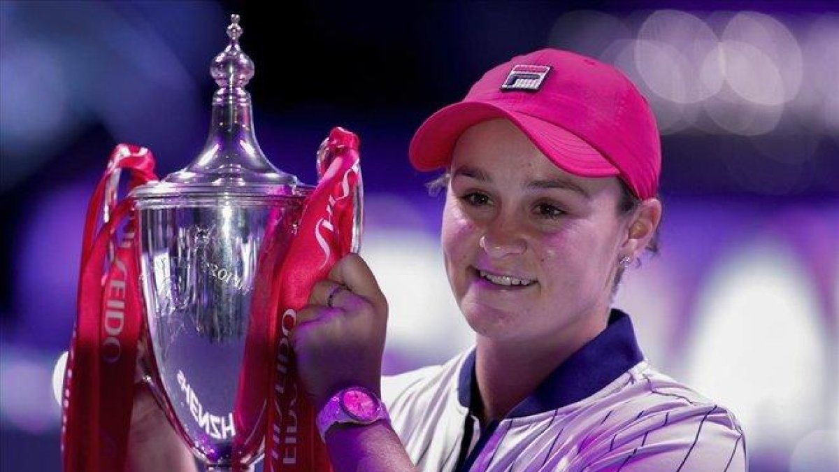 Barty sostiene el trofeo de campeona del Masters femenino en Shenzhen-ANDY WONG (AP)