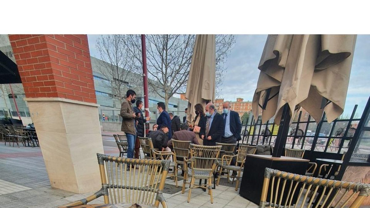 Varios altos cargos de la Junta de Castilla y León sentados en una terraza de Valladolid incumpliendo el máximo de 6 personas por mesa.- E.M.