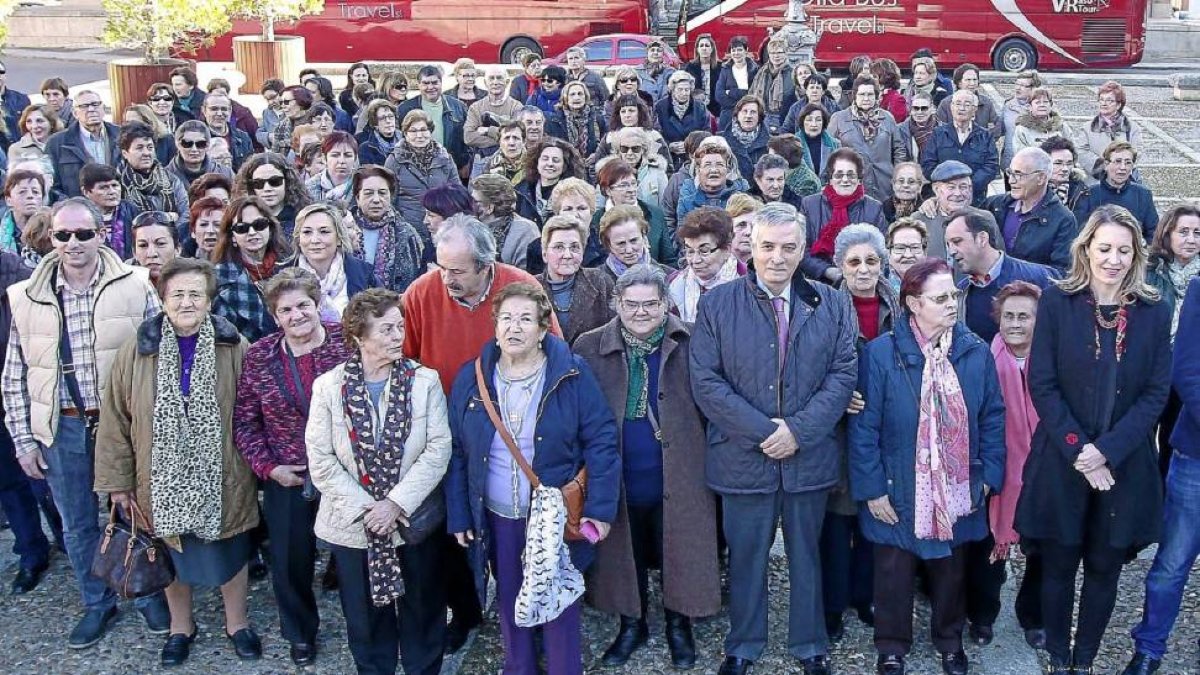 Foto de familia de las más de 150 féminas que conmemoraron ayer en Medina de Rioseco el Día de la Mujer acompañadas de Artemio Domínguez-J.M.Lostau