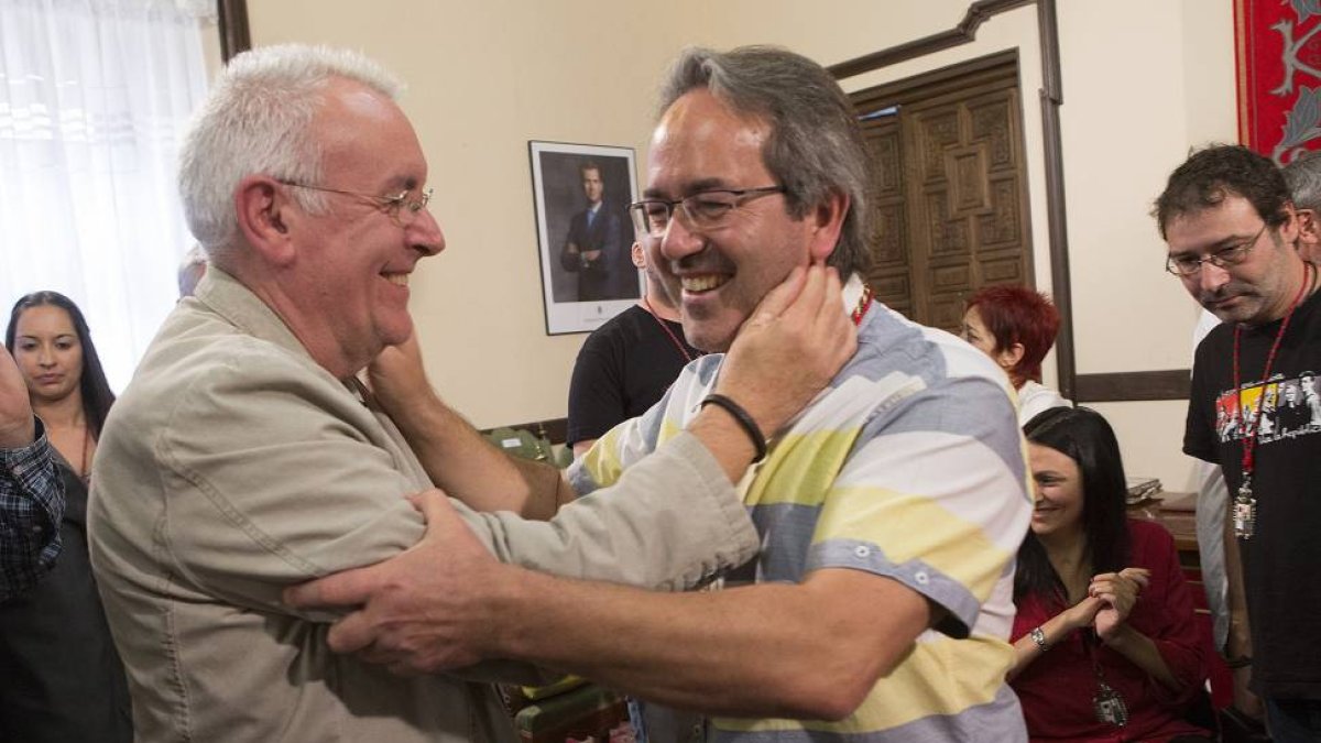 Cayo Lara felicita a Francisco Guarido tras el pleno de constitución de la corporación municipal del ayuntamiento de Zamora.-Ical