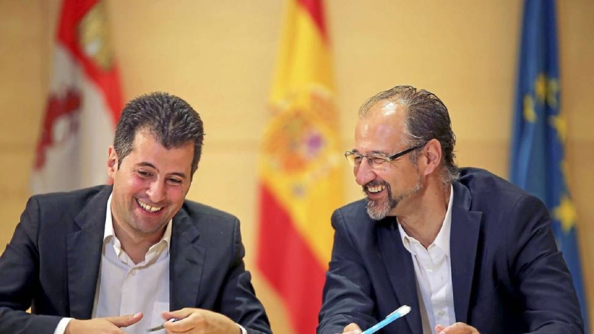 Luis Tudanca y Luis Fuentes bromean durante la reunión.-Ical