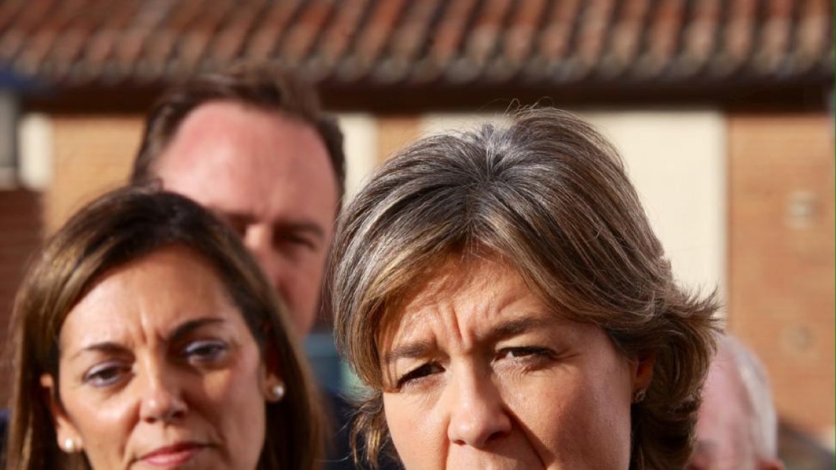 La ministra de Agricultura, Isabel Tejerina junto a la consejera de Agricultura, Milagros Marcos, antes de la Asamblea de Vitartis-Ical