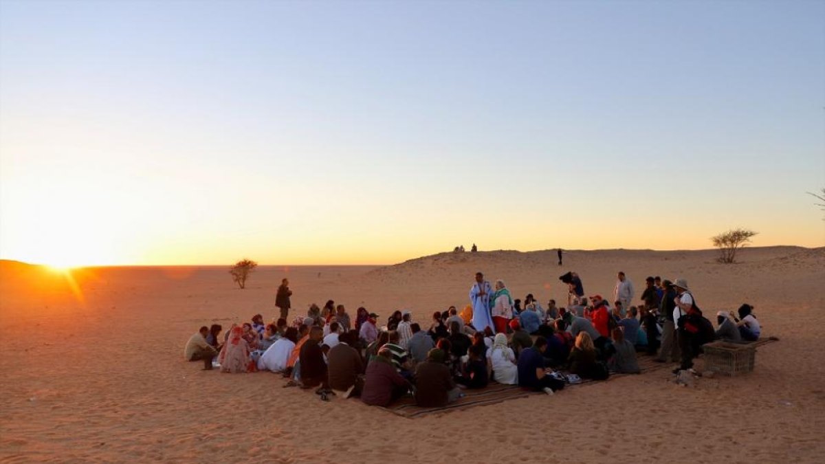 El presidente del Parlamento Saharaui despide a la delegación de Castilla y León, con un té al atardecer en el desierto-ICAL