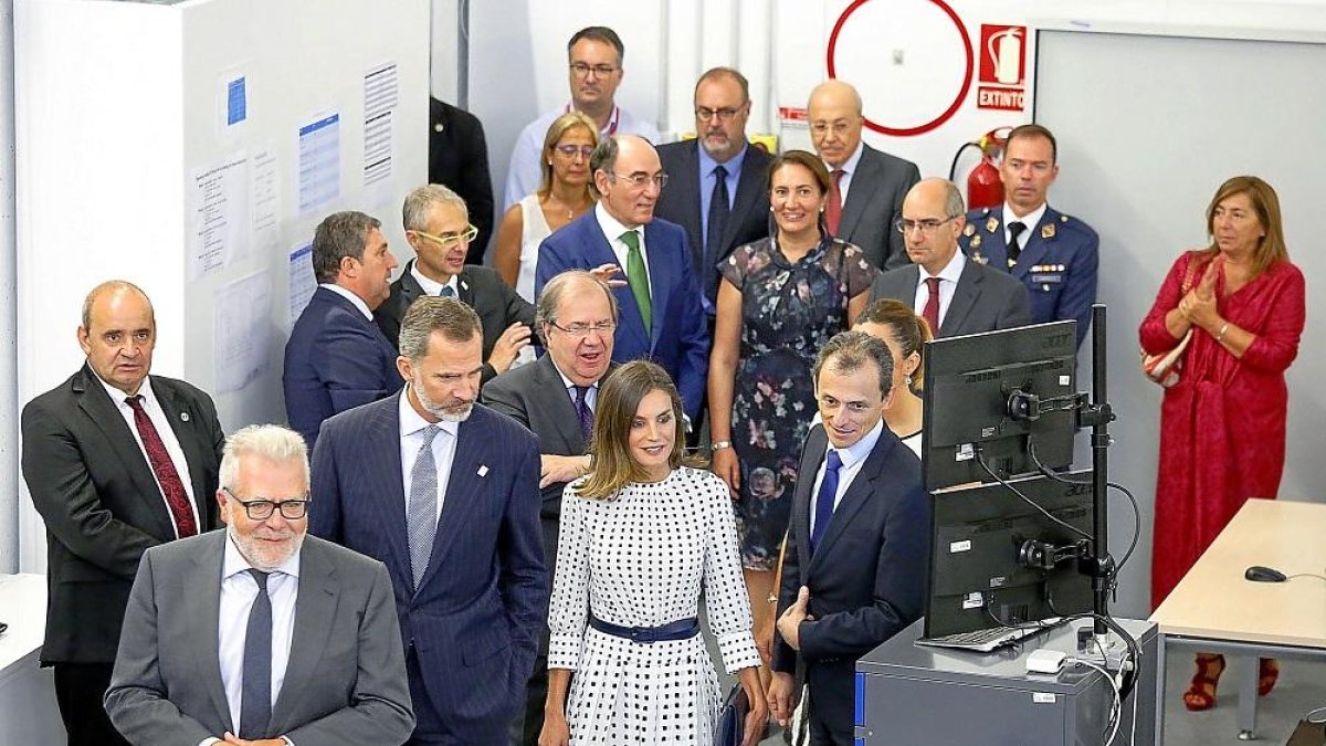 Felipe VI y la reina Letizia, junto a Pedro Duque, Juan Vicente Herrera e Ignacio S.Galán.-ICAL