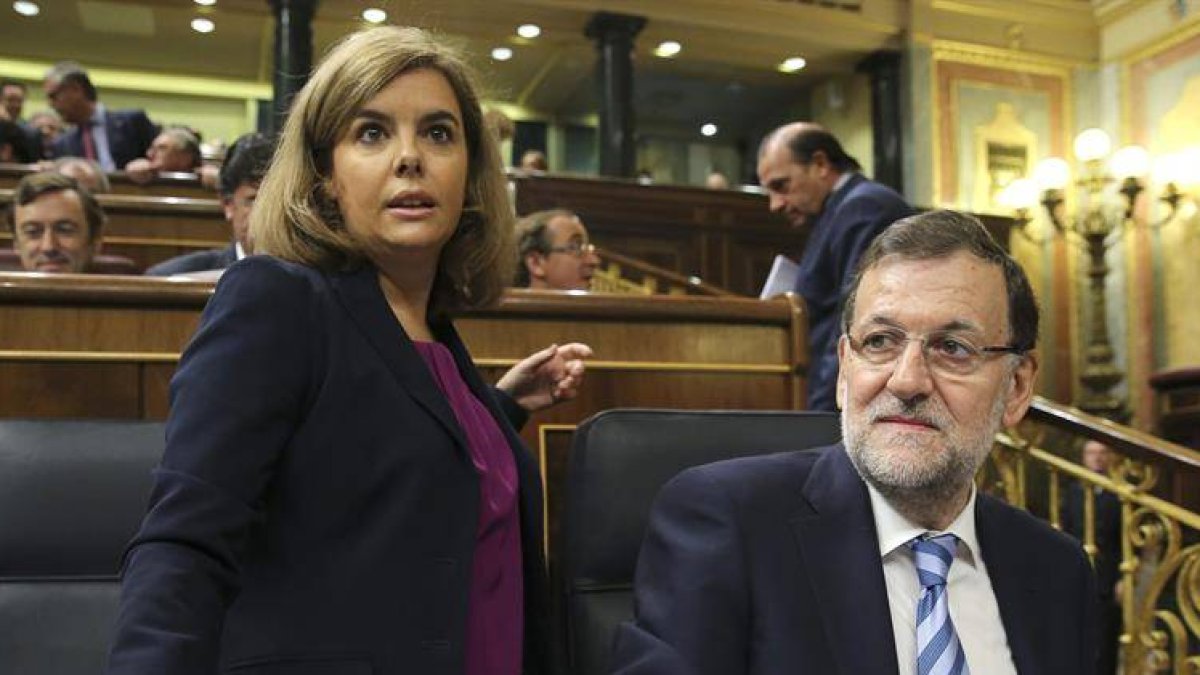 El presidente del Gobierno, Mariano Rajoy y la vicepresidenta, Soraya Sáenz de Santamaría, durante el pleno que celebra hoy el Congreso de los Diputados.-Foto: EFE / BALLESTEROS