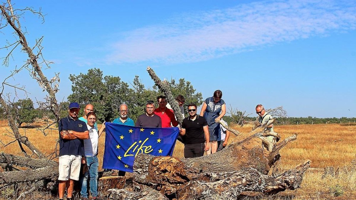 Equipo participante en el programa Life al lado de uno de los desastres ecológicos que buscan paliar.-EL MUNDO