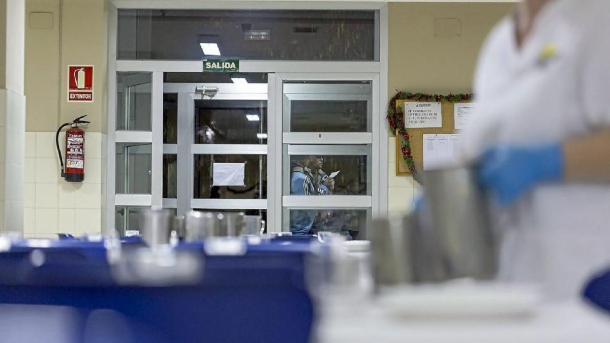 Una voluntaria en el comedor social de Valladolid prepara las mesas.-MIGUEL ÁNGEL SANTOS