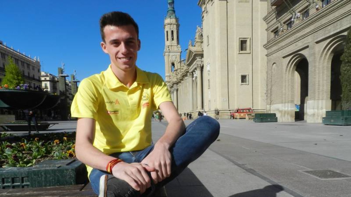 El fondista del Scorpio Carlos Mayo posa  en la Plaza del Pilar.-- Foto: R. M.