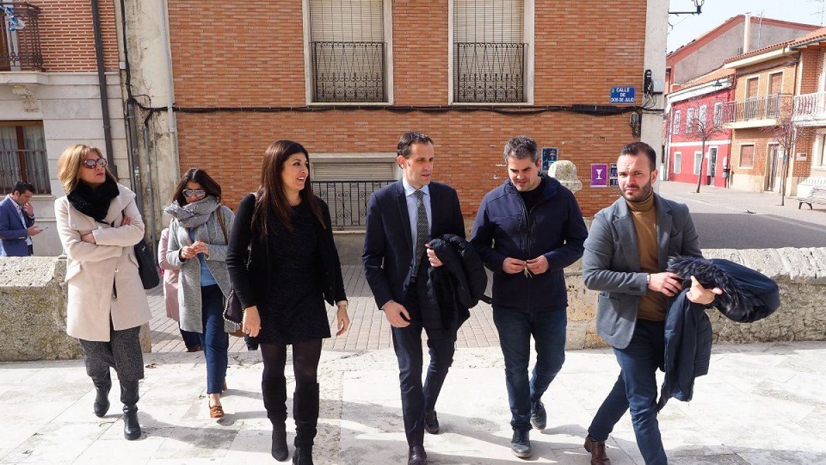 La alcaldesa, Raquel González y el presidente de la Diputación, Conrado Íscar, durante la visita a Renedo, ayer. EL MUNDO