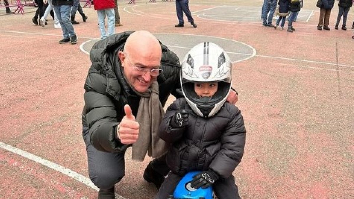 El alcalde de Valladolid, Jesús Julio Carnero, posa junto a Luca, un motorista vallisoletano de solo 4 años. -JESUSJCARNERO