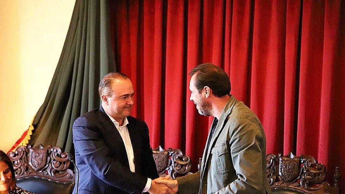 Óscar Puente, junto al alcalde de San Miguel de Allende, Luis Villarreal.-E.M.