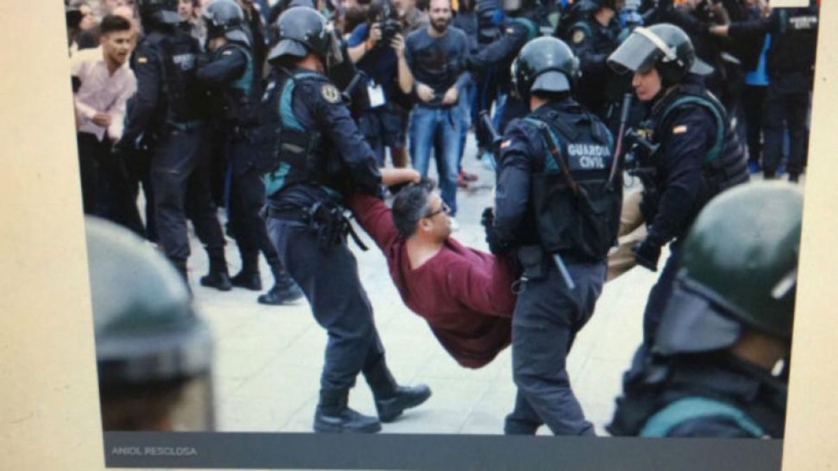 Xavi Fernández, desalojado por la Guardia Civil el domingo.-EL PERIÓDICO
