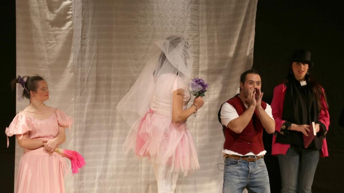 Alumnos del IES Núñez de Arce y del colegio El Pino de Obregón de Fundación Personas, representan la obra de teatro 'Juan sin miedo' en las Cortes, con motivo del Día Internacional de las Personas con Discapacidad-Eduardo Margareto / ICAL