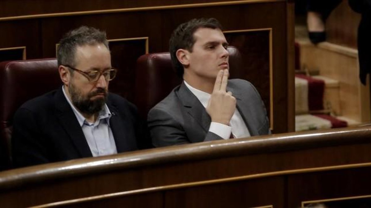 Albert Rivera y Juan Carlos Girauta siguen la intervención de Pedro Sánchez en el debate de investidura.-